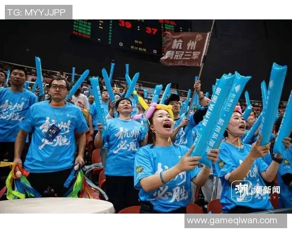 杭州足球队团队协作引发热议球迷对战术配合和球员表现的不同看法